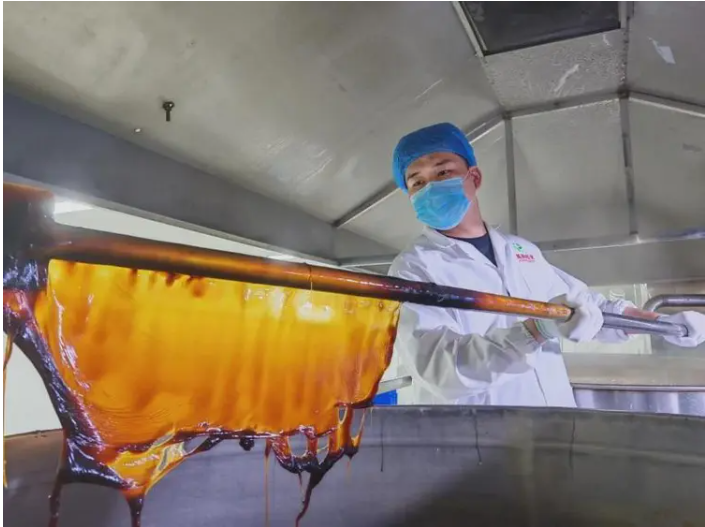 澳润天朝贡胶制胶技艺第十代传承人——王传飞